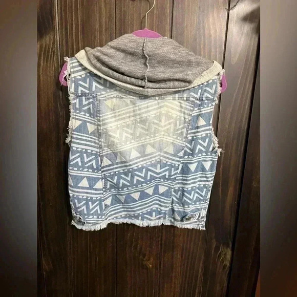 Tinseltown Southwestern Denim Vest. Size: Medium - Picture 6 of 11